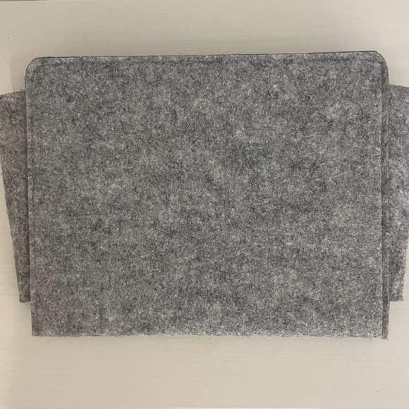 Kikkerland Medium Felt Bedside Pocket Caddy - Picture 4 of 4